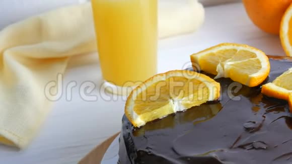 自制巧克力蛋糕加糖霜和橙汁旁边是白色厨房的果汁视频的预览图