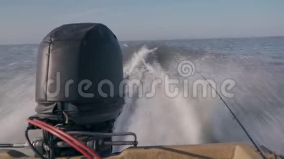 一艘快速驶过水面的船的马达的视图视频的预览图