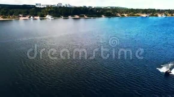 乘坐水上船的空中俯视图河面上的船4K视频视频的预览图