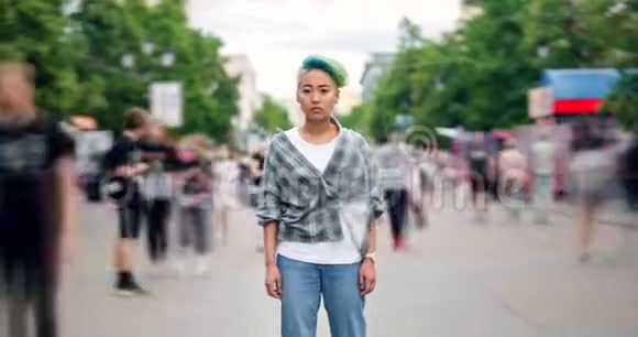 一个人站在步行街缩短时尚的亚洲青少年的时光视频的预览图