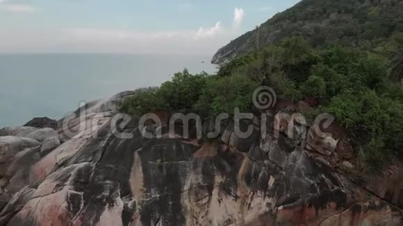 在丛林中的大岩石和令人惊叹的白色沙滩上风景如画泰国潘根的野生海景视频的预览图