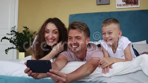 一个快乐的家庭一个年轻的父亲和儿子打视频电话视频的预览图