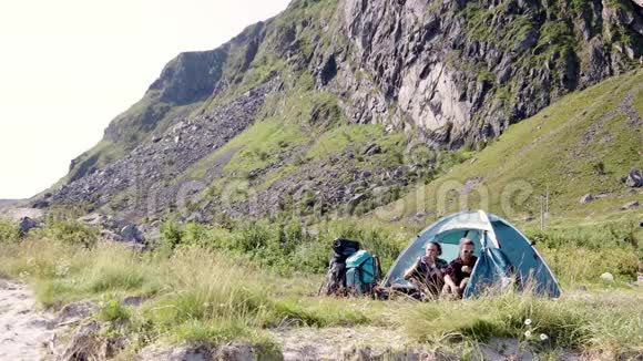两个年轻女子坐在帐篷里享受着早晨的咖啡视频的预览图