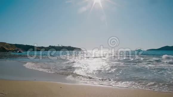 巴利阿里群岛伊比萨卡拉科米特海滩阳光反射傍晚视频的预览图