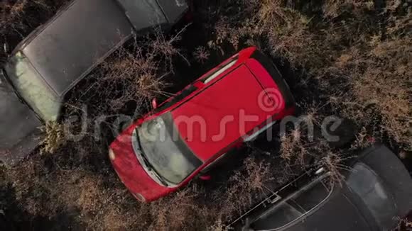空中螺旋升降视野小红车在众多车辆中视频的预览图