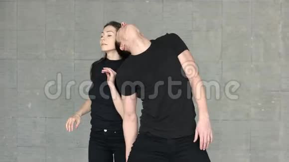 男人和女人在激情的舞蹈姿势视频的预览图