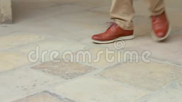 在耶路撒冷老城的一条古老的石路上行走的人腿景观视频的预览图