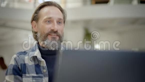 老人从笔记本电脑中学习技术视频的预览图