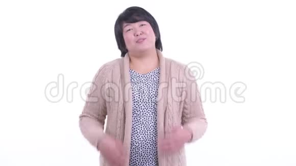 快乐超重的亚洲女人对着镜头说话准备过冬视频的预览图
