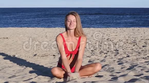 年轻女子暑假在海滩上玩慢动作视频的预览图
