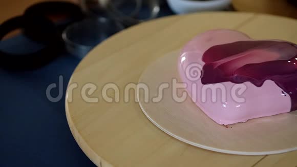 时髦的心慕斯蛋糕与粉红色镜面釉在木制基础上现代欧洲甜点视频的预览图