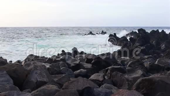 纳图拉斯比斯科托斯海滩上的熔岩大西洋葡萄牙泰茜拉阿速尔视频的预览图