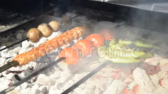 烤肉串烧烤羊肉视频的预览图