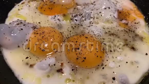 用洋葱黑胡椒液体蛋清聚四氟乙烯煎锅煮鸡蛋的视频视频的预览图