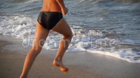 从海滩跑到海里的少年视频的预览图