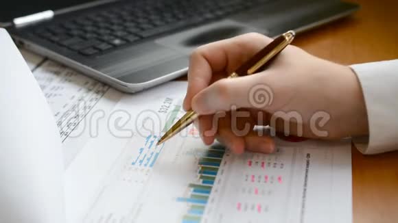 财务经理调查她的业务项目分析市场数据视频的预览图