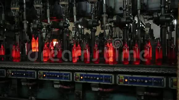 自动化生产线工厂生产玻璃瓶视频的预览图