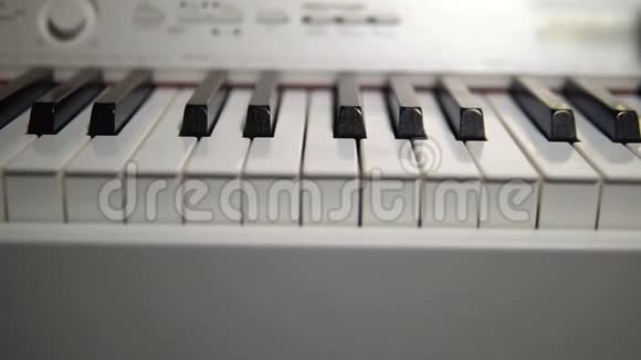 钢琴按键接线黑白按键合成器视频的预览图