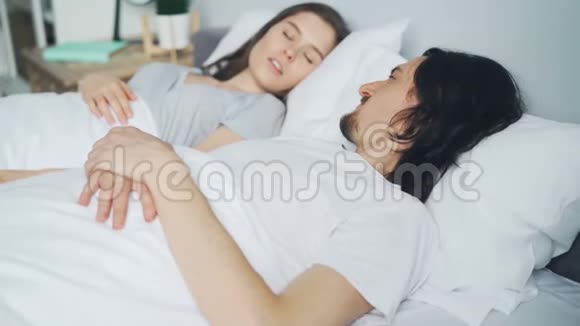 妻子睡觉时在床上打呼噜时一个讨厌的家伙躲在枕头下视频的预览图