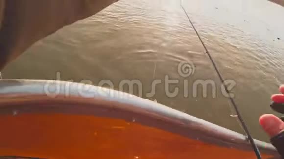 渔夫抓着一条被抓的食肉鱼手里拿着视频的预览图