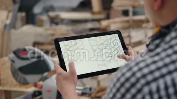 手工家具设计的工人触摸平板屏幕特写视频的预览图