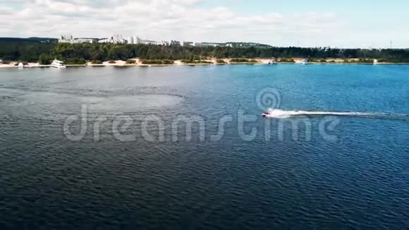 乘坐水上船的空中俯视图河面上的船4K视频视频的预览图