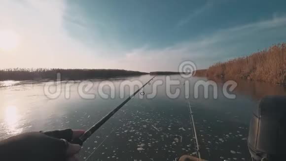 渔夫在日落时从船上旋转一条强大的食肉鱼第一人称观点视频的预览图