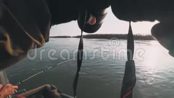 一个渔夫抓着捕食的鱼旋转摄影师用相机拍照视频的预览图