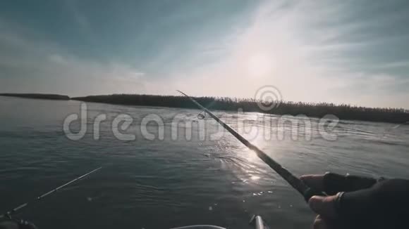 渔民抓住了一条旋转的食肉鱼视频的预览图