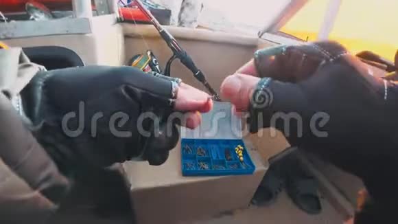渔民为捕食性鱼类准备硅胶诱饵视频的预览图