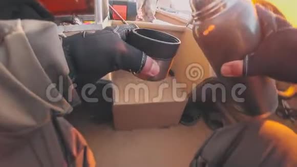 渔夫在船上倒了一杯热水瓶的茶视频的预览图