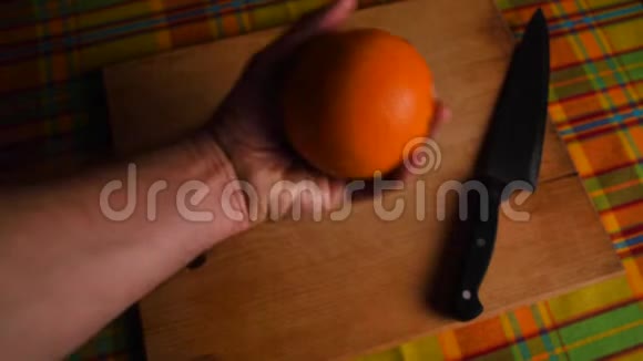 抓住一个橘子和一个苹果丢在手里视频的预览图