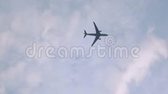 飞机在云天上飞行视频的预览图