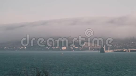 浓雾笼罩在海面上的一座山上视频的预览图