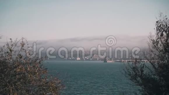 雾从海面上的山上飘下来视频的预览图