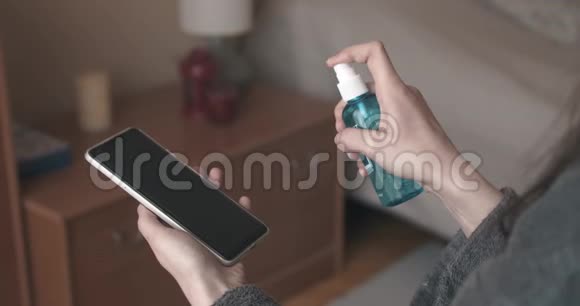 女性清洁消毒手机对抗病毒细菌细菌视频的预览图