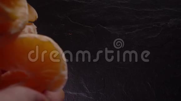 普通话慢调橘子碎片落在厨房的木板上视频的预览图