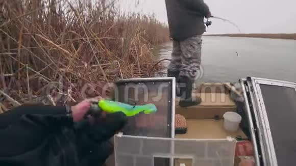 渔夫穿上硅胶鱼饵来钓鱼视频的预览图