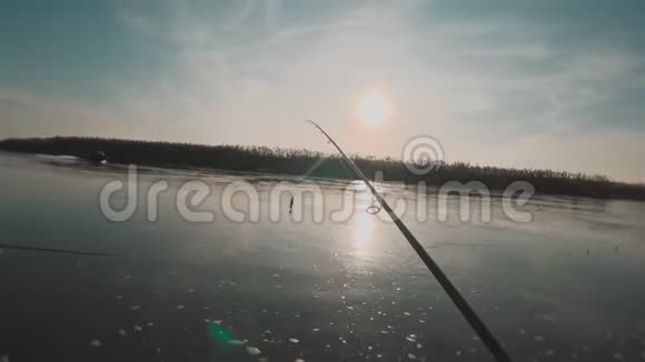 日落时分渔民在美丽的河流上用船旋转捕食的鱼视频的预览图