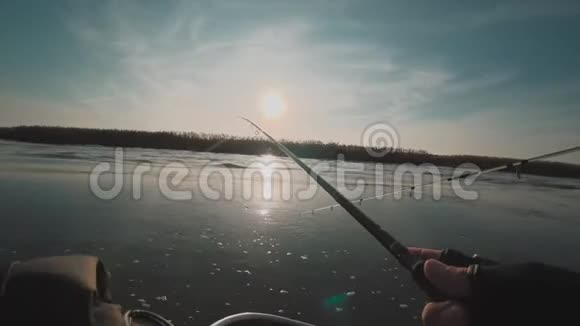 日落时分渔民在美丽的河流上用船旋转捕食的鱼视频的预览图