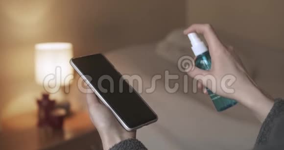 女性清洁消毒手机对抗病毒细菌细菌视频的预览图