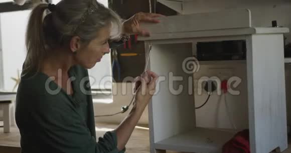 女人在家做DIY视频的预览图