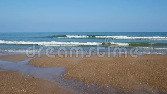 泰国南部海滩上的海浪视频的预览图