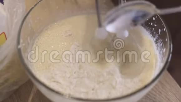 将面粉放入碗中用电动搅拌器搅拌视频的预览图