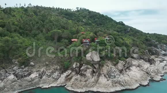 靠近海边的亚洲小岛上的Tranquil村天堂岛的风景鸟瞰有当地的房子同上视频的预览图