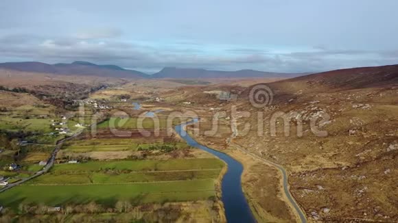 在爱尔兰唐加尔的杜卡里和莱特马卡瓦德之间的格维巴拉河的鸟瞰图视频的预览图