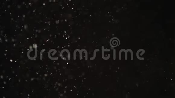 黑色背景上的天然粉尘有机漂浮颗粒空气中的灰尘为您的项目把它放下视频的预览图
