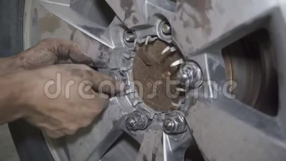 机械师更换汽车车轮特写视频的预览图