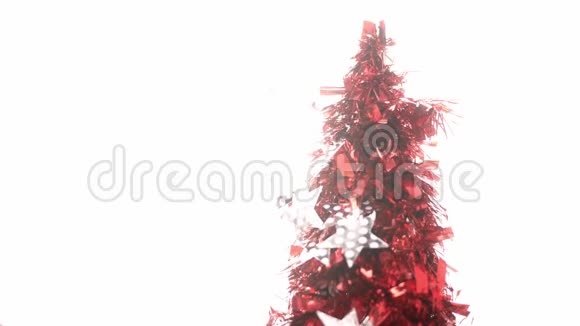 女人用圣诞快乐的标签装饰圣诞树新年礼物被隔离在白色背景上视频的预览图