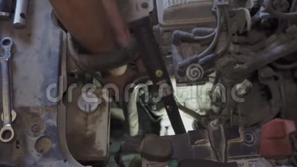 机械师修理汽车底盘上的靴子视频的预览图